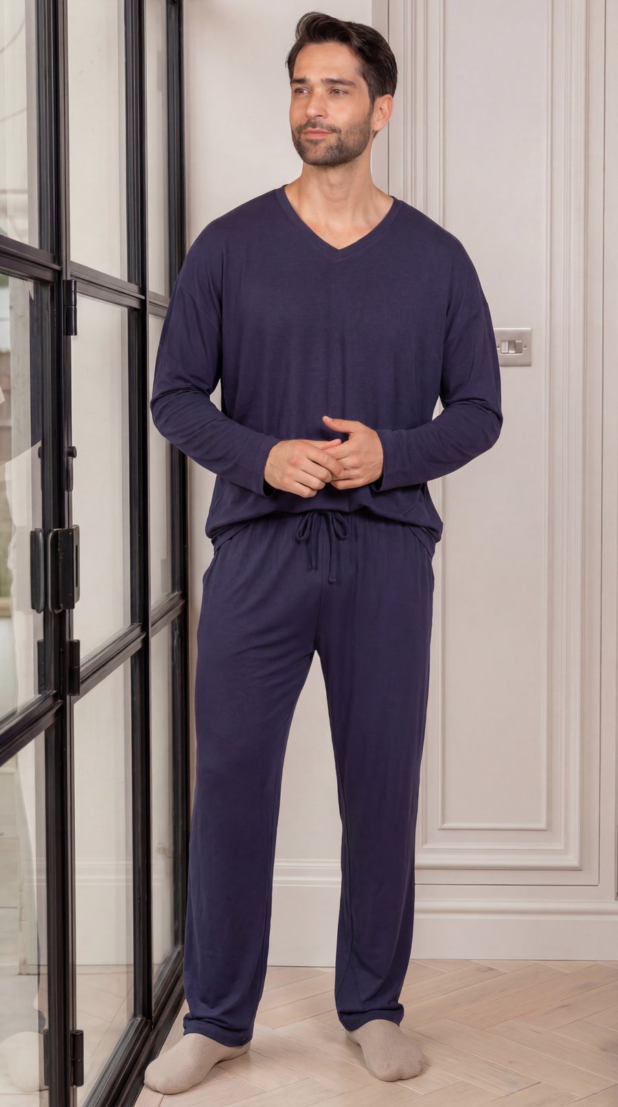 Homem usando pijama azul marinho Lupo em casa